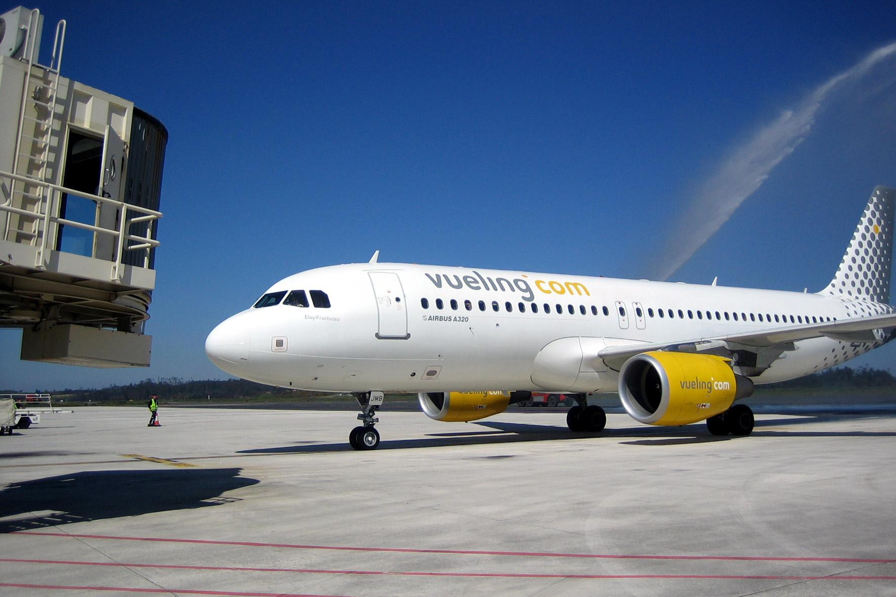 Un avión de la compañía española Vueling en el aeropuerto
