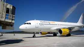 Un avión de la compañía española Vueling en el aeropuerto