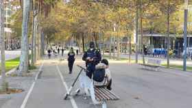 Un agente de la Guardia Urbana multa a una usuaria de patinete eléctrico en Barcelona / EUROPA PRESS