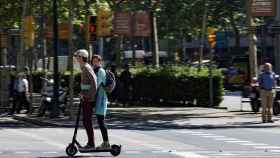 Dos usuarios en un patinete eléctrico circulando por Barcelona / ARCHIVO