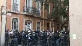 Cordón policial de los Mossos d'Esquadra este martes en la calle de Llenguadoc / GUILLEM ANDRÉS