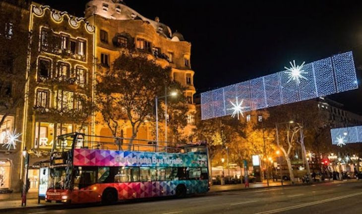 El Barcelona Christmas Tour delante de la Pedrera / TMB