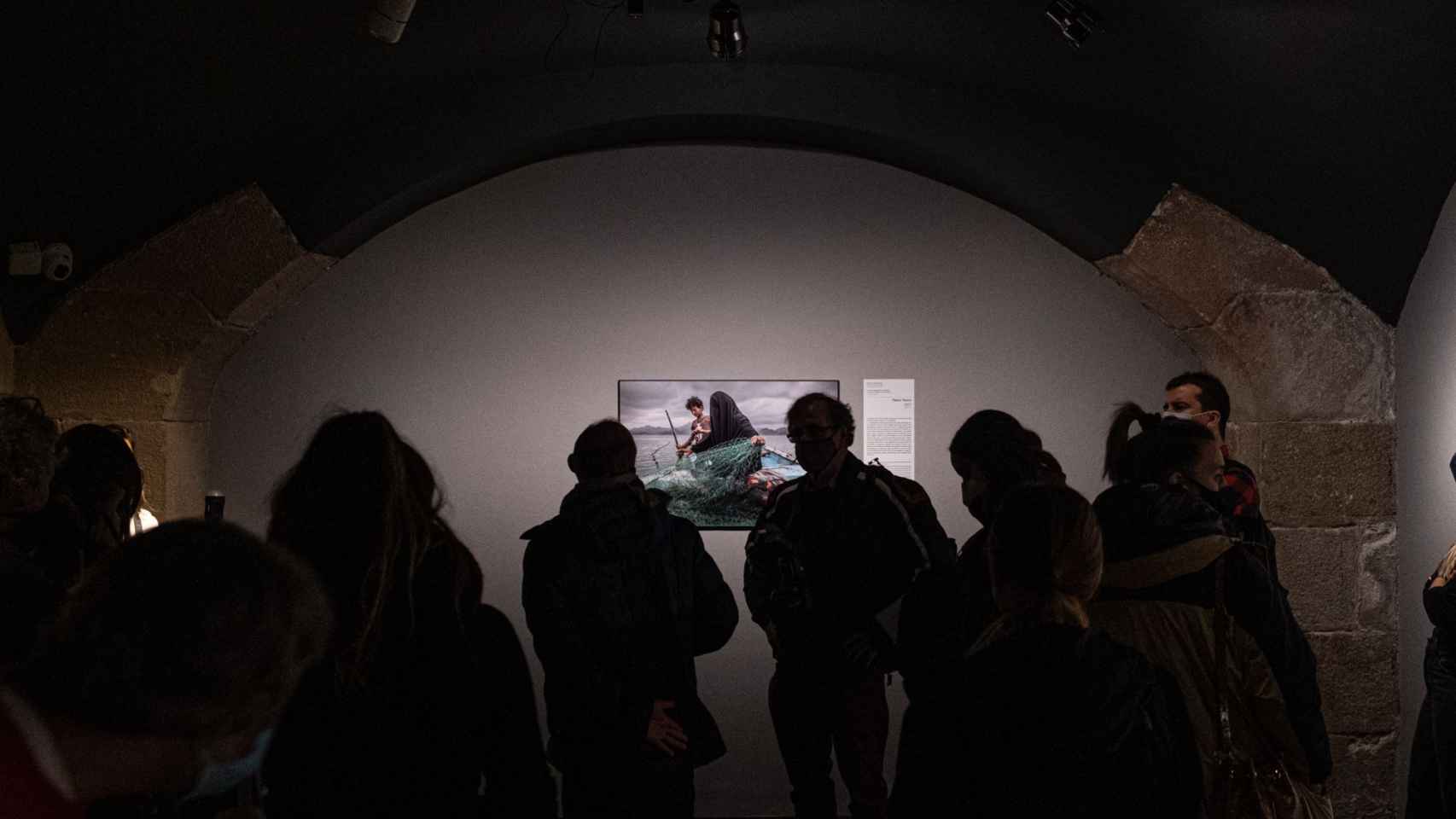Visitantes en la exposición del World Press Photo 2021 en Barcelona / PABLO MIRANZO - MA