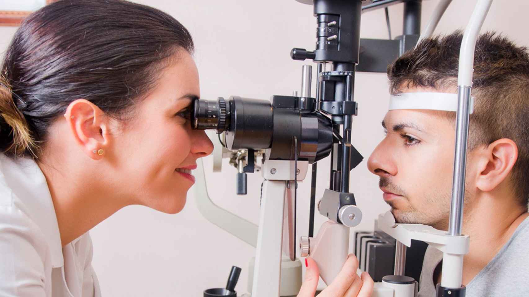 Un joven se somete a una revisión oftalmológica: el queratocono se manifiesta antes de la madurez