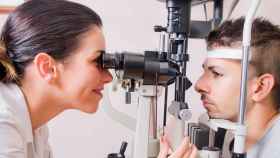 Un joven se somete a una revisión oftalmológica: el queratocono se manifiesta antes de la madurez