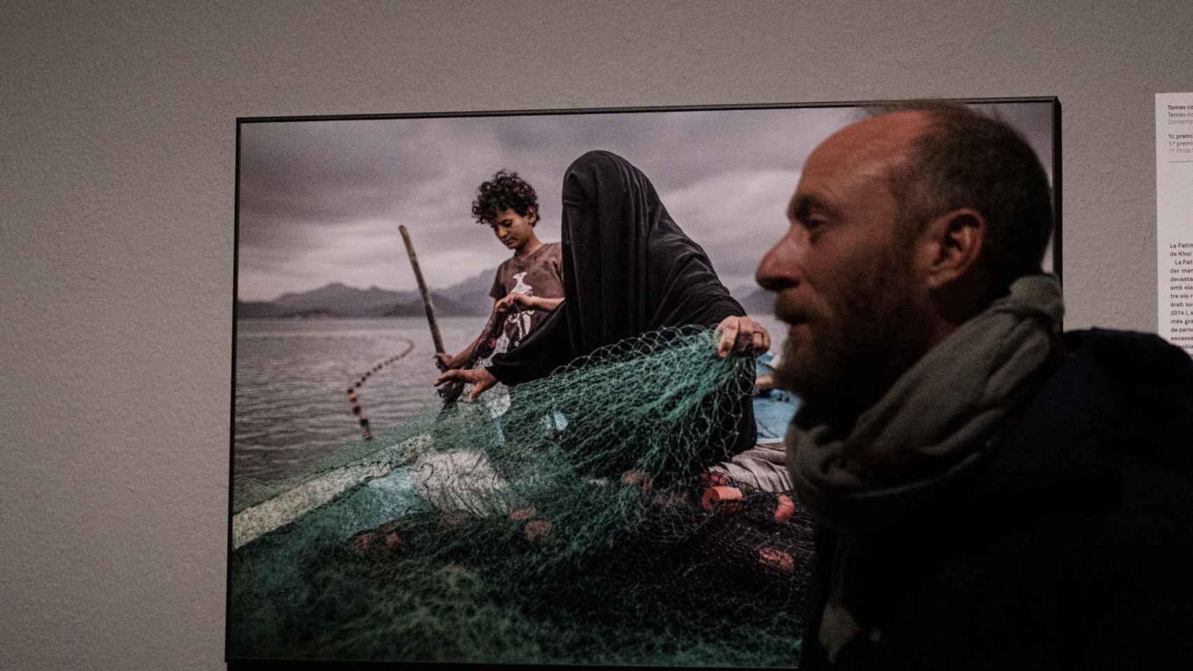 Pablo Tosco, fotoperiodista premiado por el World Press Photo 2021, frente a la imagen con la que ha ganado / PABLO MIRANZO - MA