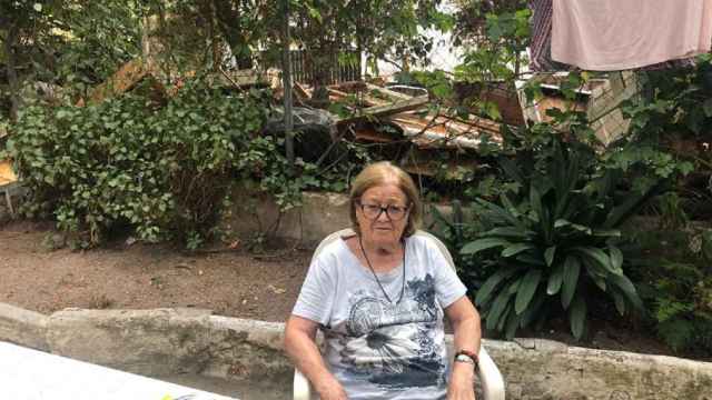 Amparo García sentada en el patio de su casa, en Dalt la Vila / CEDIDA