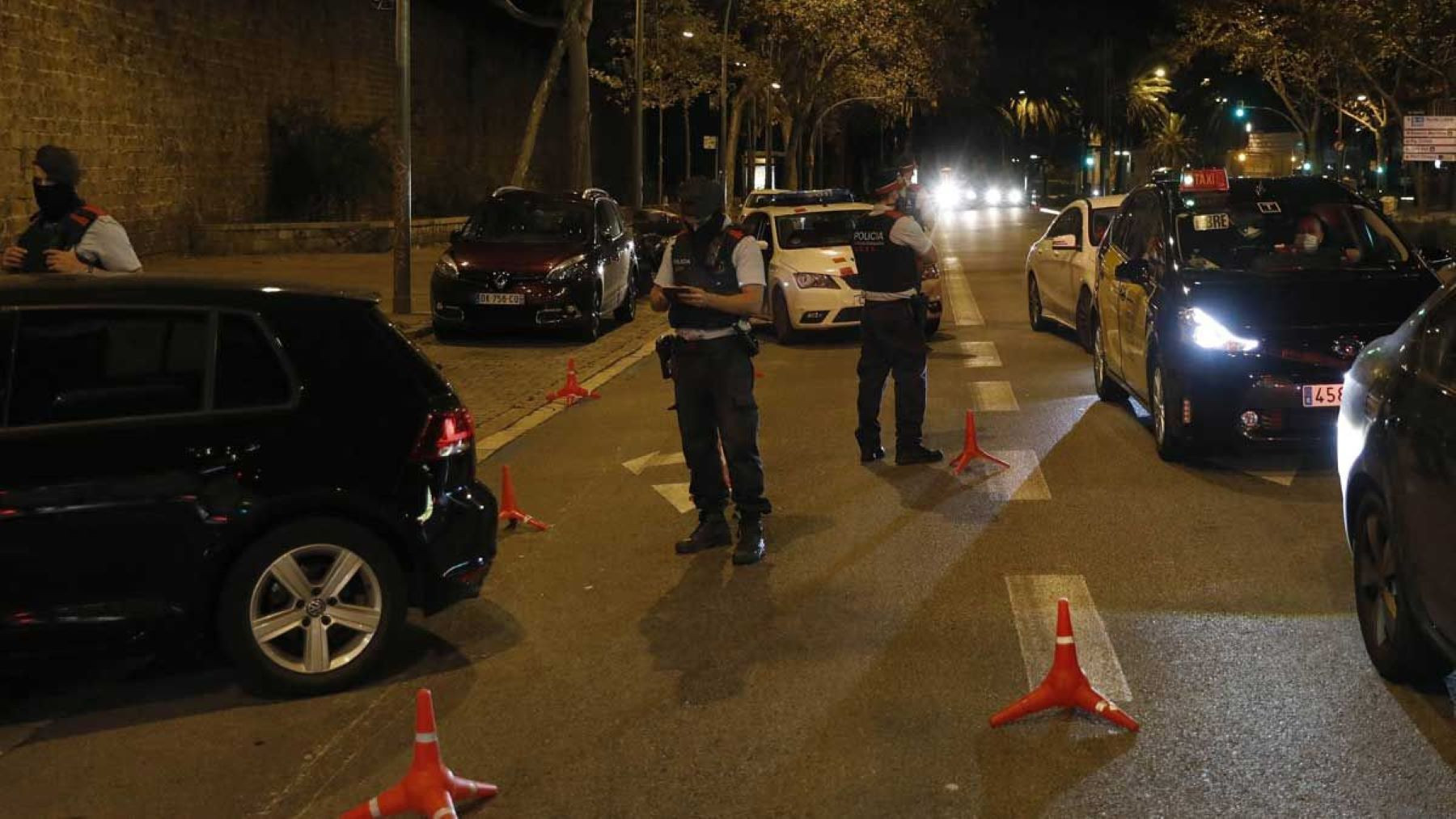 Agentes de los Mossos d'Esquadra en un control de tráfico en Barcelona / EFE