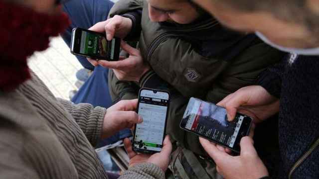 Tres adolescentes apuestan online a través de sus móviles / ARCHIVO