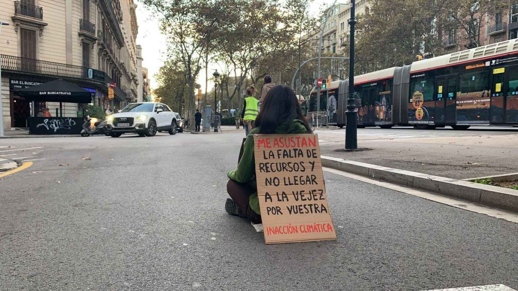 Una de las activistas que han cortado el centro de Barcelona para protestar contra la cumbre COP26 / betevé