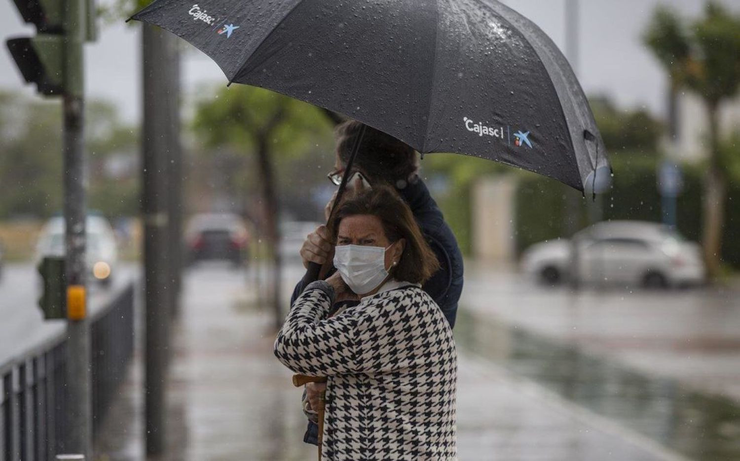 Dos personas se protegen de la lluvia bajo un paraguas en un episodio de tormentas / EUROPA PRESS