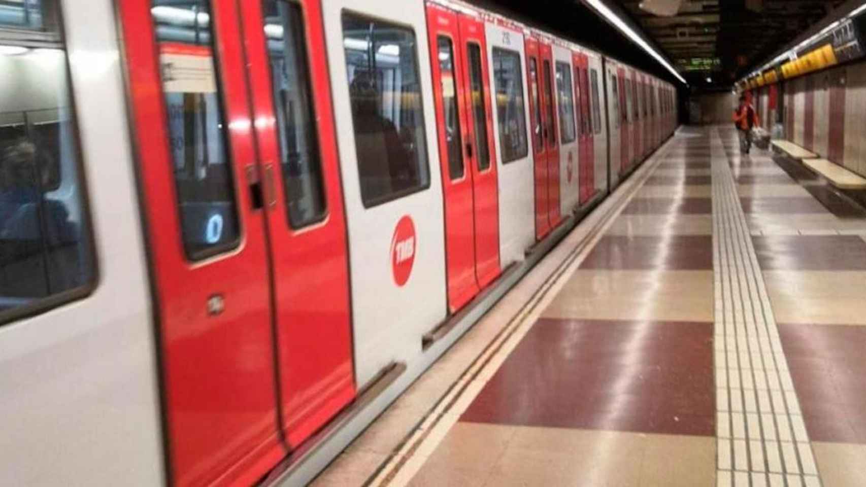 Un convoy del metro de Barcelona en una estación: el PSC reclama a la Generalitat completar las líneas L9 y L4 / LENA PRIETO