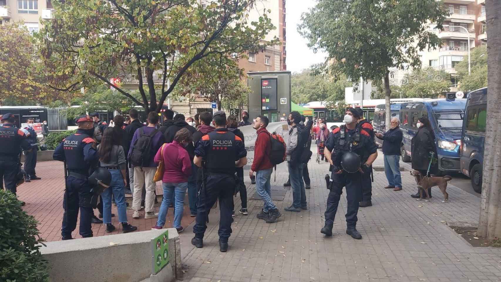 Mossos d'Esquadra rodean a un grupo de antifascistas este sábado en Les Corts / CUP