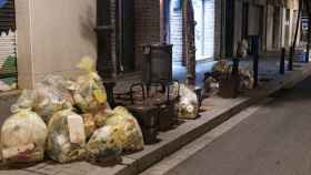 Montones de basura en una calle de Sant Andreu / METRÓPOLI