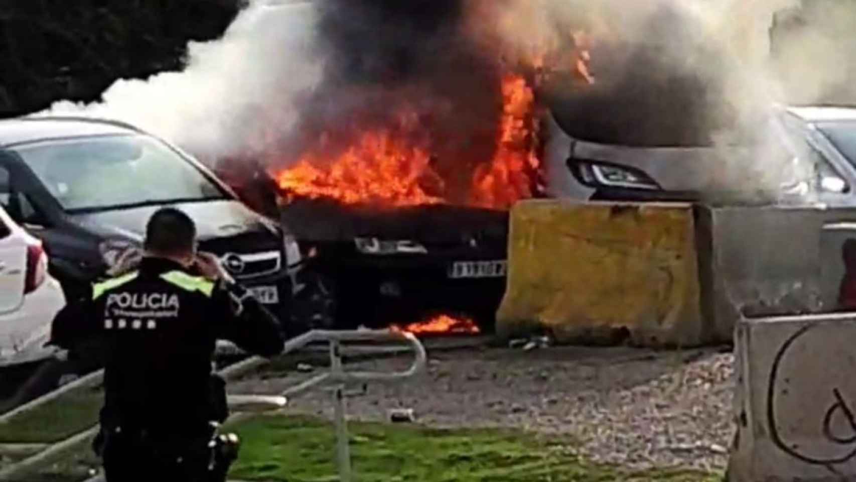 Incendio en dos vehículos en L'Hospitalet de Llobregat / PATRULLA CIUDADANA HOSPITALET
