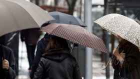 Varias personas pasean por Barcelona con paraguas a causa de las lluvias / EUROPA PRESS