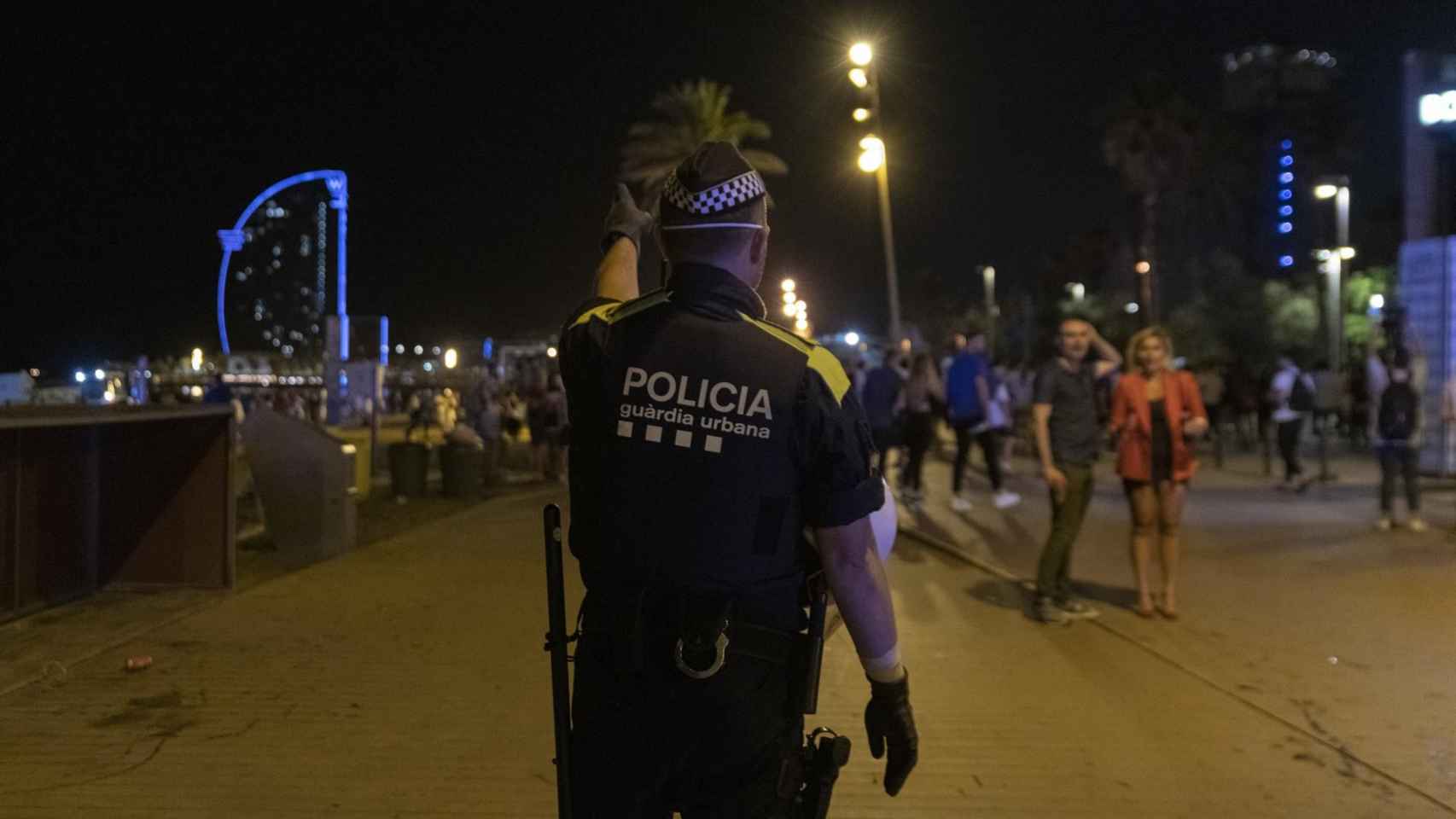 Un agente de la Guardia Urbana en la playa de la Barceloneta, donde se ha cometido la brutal agresión / EUROPA PRESS