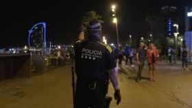 Un agente de la Guardia Urbana en la playa de la Barceloneta, donde se ha cometido la brutal agresión / EUROPA PRESS