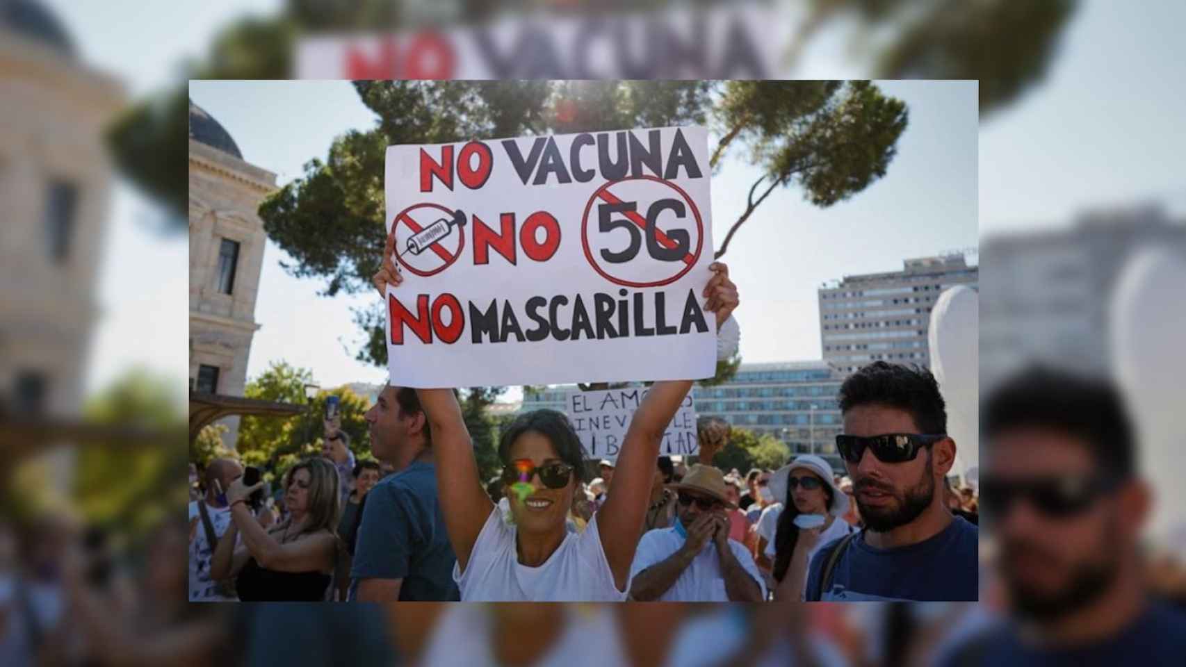 Una mujer sostiene una pancarta contra las vacunas en una manifestación negacionista en Madrid / EUROPA PRESS