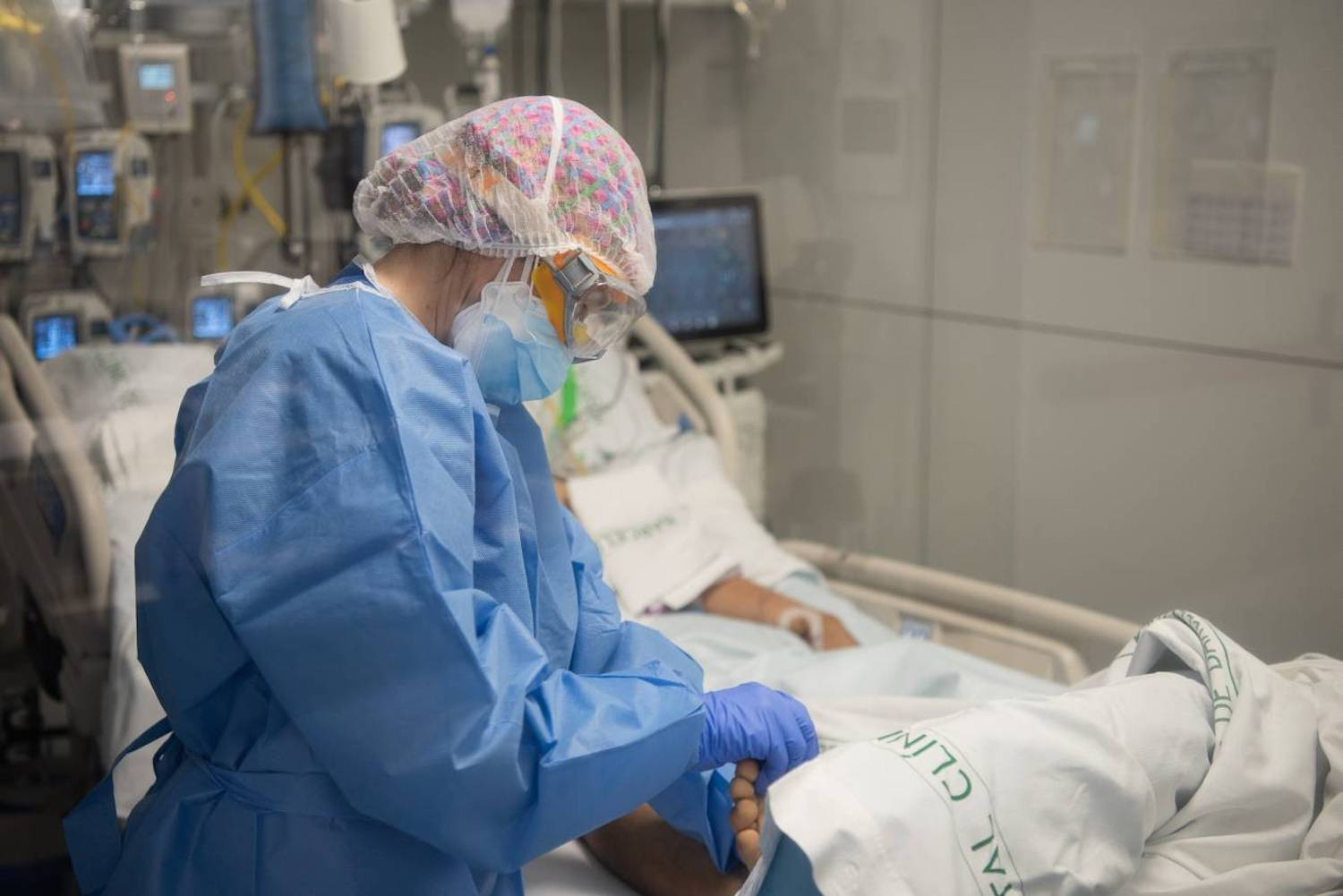 Una trabajadora sanitaria durante la pandemia del covid-19 en el Hospital Clínic de Barcelona / HOSPITAL CLÍNIC