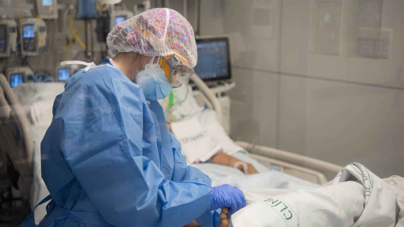 Una trabajadora sanitaria durante la pandemia del covid-19 en el Hospital Clínic de Barcelona / HOSPITAL CLÍNIC