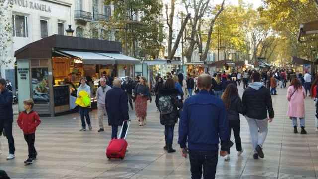 Paseantes en la Rambla, este viernes / METRÓPOLI - JORDI SUBIRANA