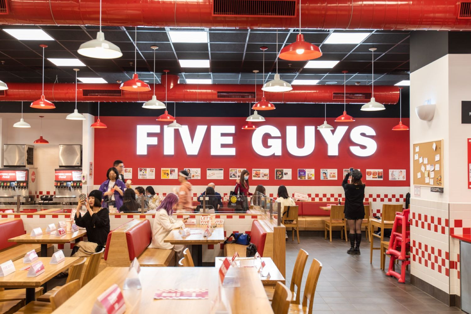 Interior de un local de la hamburguesería estadounidense Five Guys