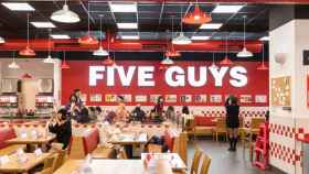 Interior de un local de la hamburguesería estadounidense Five Guys