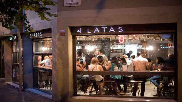 Fachada del restaurante 4 Latas de la calle de Muntaner / 4 LATAS