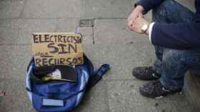 Una persona en riesgo de pobreza pide dinero en la calle / EFE