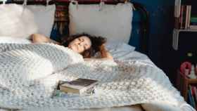 Mujer durmiendo en su cama / PEXELS