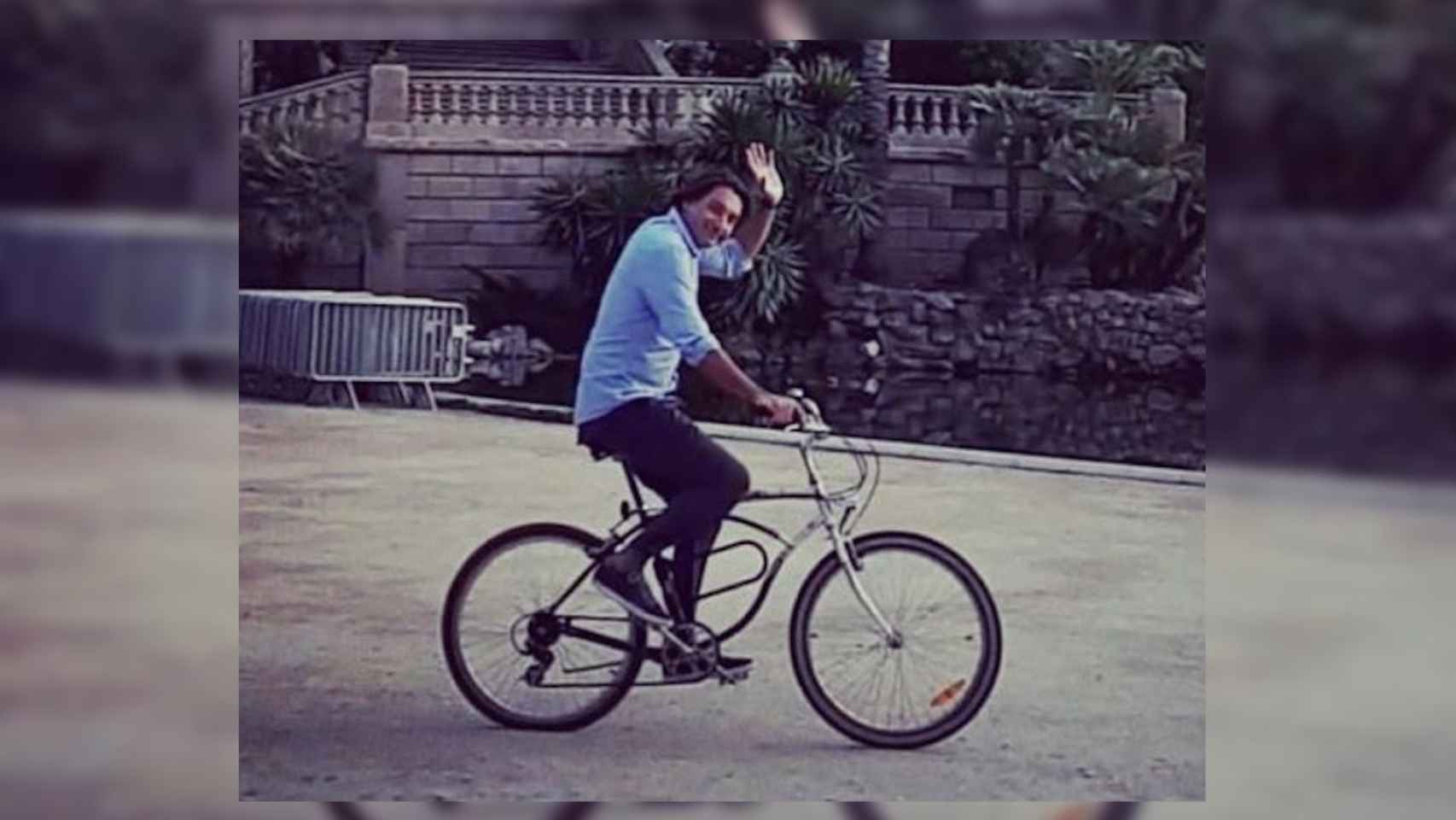 Francesc de Dalmases conduce su bicicleta robada, en una imagen de archivo / TWITTER