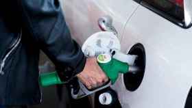 Un hombre repostando carburante en una gasolinera / EUROPA PRESS