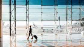 Un viajero en el aeropuerto Josep Tarradellas Barcelona-El Prat / EP