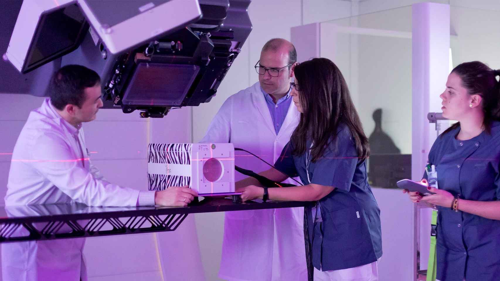Un equipo médico trabaja en la sala de protonterapia, técnica indicada contra ciertos tipos de cáncer / QUIRÓNSALUD