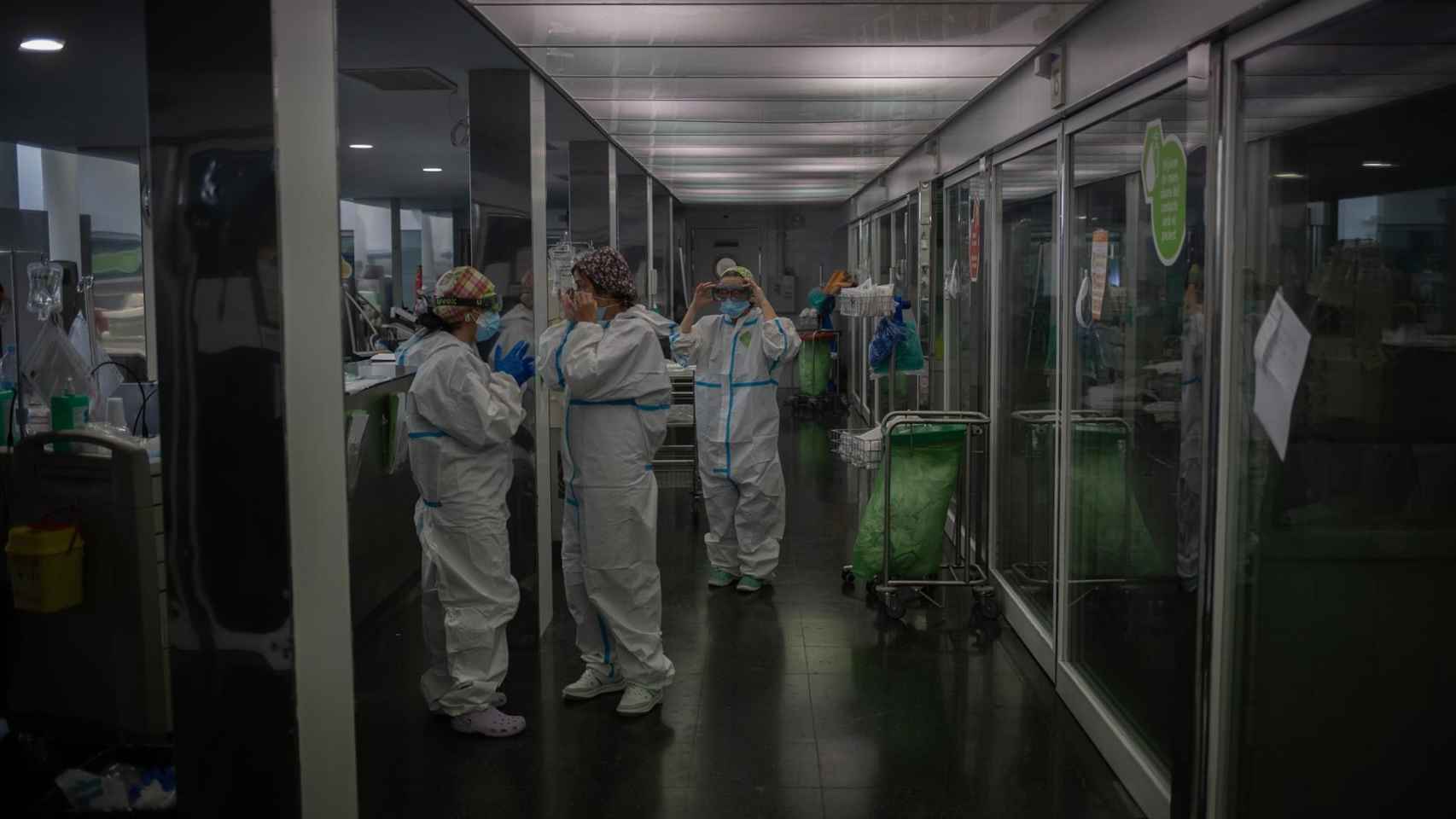 Profesionales de la sanidad, en una UCI de Barcelona, durante la pandemia del coronavirus / EUROPA PRESS - DAVID ZORRAKINO