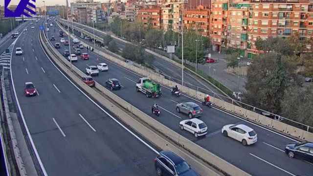 Vista general de la C-31, a la altura de Badalona, con el coche atrapado entre los muros de hormigón / TRÀNSIT