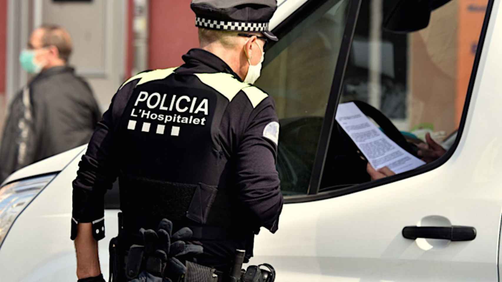 Un agente de la Guardia Urbana de L'Hospitalet de Llobregat en una imagen de archivo