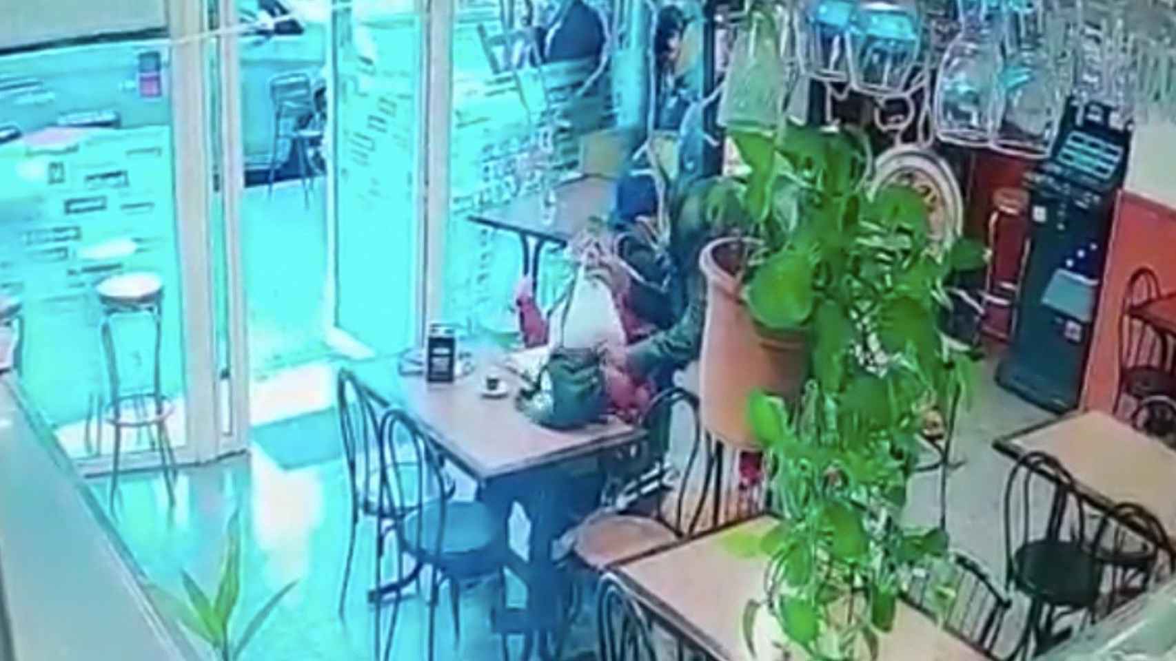 Imagen de un ladrón cometiendo un robo en un bar de L'Hospitalet