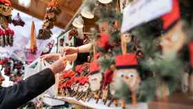 Un hombre acude a comprar a uno de los mercados de Navidad de Barcelona / AYUNTAMIENTO DE BARCELONA