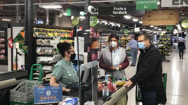 Una trabajadora con un cliente en Mercadona / MERCADONA