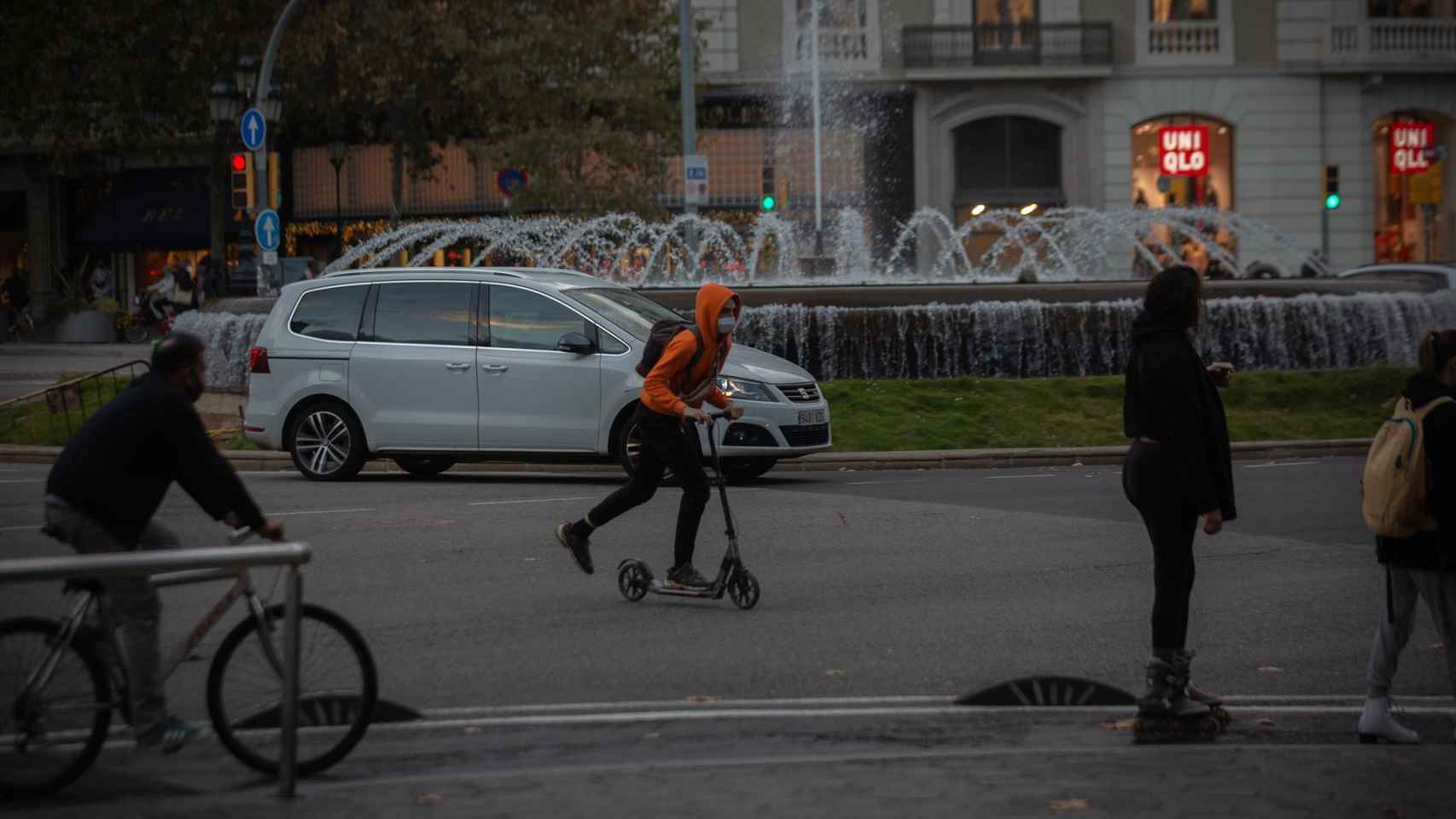 Un hombre en bici y un joven en patinete en Barcelona / David Zorrakino - Europa Press
