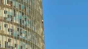 Un hombre escala la Torre Glòries sin medidas de seguridad / REDES SOCIALES