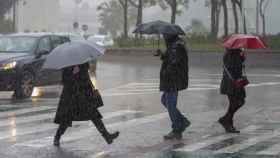 Peatones andan por la calle en un día de tormentas intensas / EUROPA PRESS