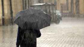 Una persona cubierta con un paraguas en una imagen de archivo / EUROPA PRESS