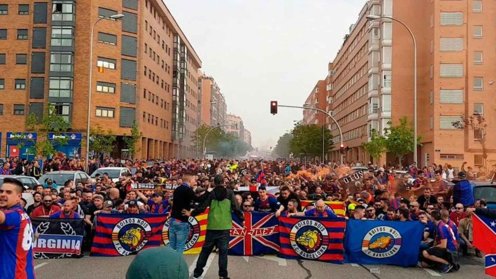 Los Boixos Nois, los ultras del Barça, en una concentración prepartido / TWITTER