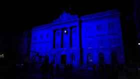 Fachada del Ayuntamiento de Barcelona iluminada de azul para conmemorar el Día de la Infancia