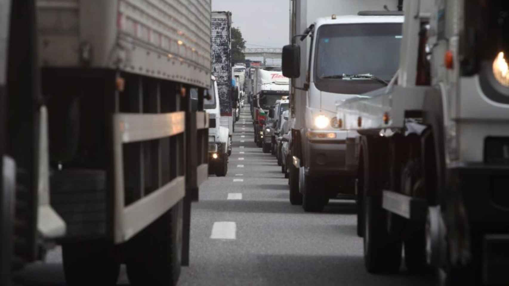 Retención provocada por camiones en una imagen de archivo / EUROPA PRESS