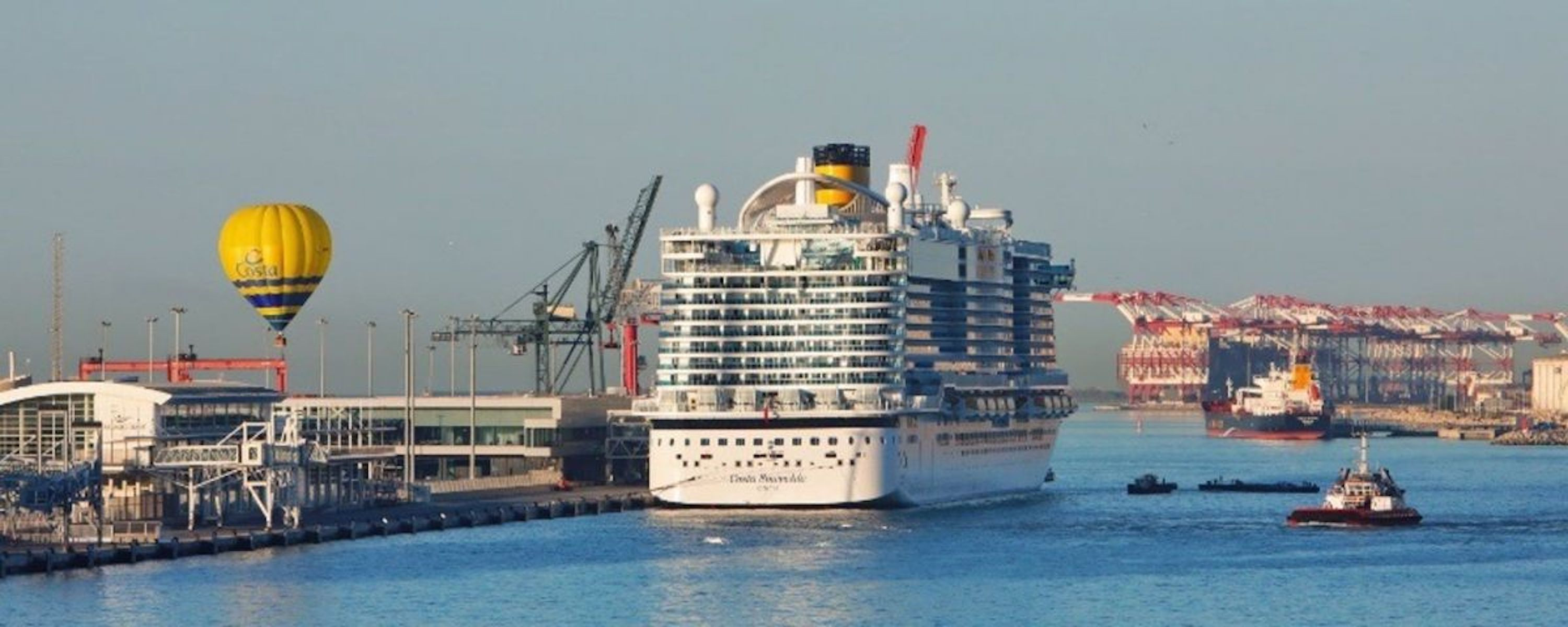 Un crucero amarra en la ciudad a través del Port de Barcelona / COSTA CRUCEROS
