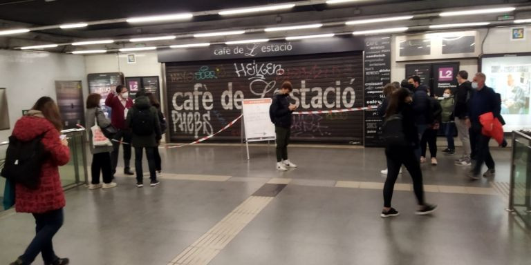Acceso cerrado la L2 del metro en la estación de Sagrada Família / METRÓPOLI - JORDI SUBIRANA